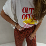 T-Shirt branca “Out Of Office” em rosa e vermelho