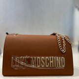 Mala de ombro Love Moschino camel com logo metálico e alça em corrente