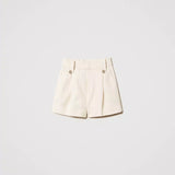 Pantalones cortos Twinset en sarga de lino beige