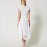 Vestido midi de lino blanco con bordado inglés de Twinset