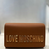 Mala de ombro Love Moschino camel com logo metálico