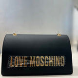 Mala de ombro Love Moschino preta com logo metálico e alça em corrente