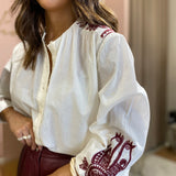 Blusa ecru com bordados étnicos em bordeaux