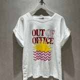 T-Shirt branca “Out Of Office” em rosa e vermelho