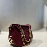 Mala mini bag Love Moschino bordeaux com letras metálicas