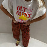 T-Shirt branca “Out Of Office” em rosa e vermelho