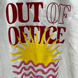 T-Shirt branca “Out Of Office” em rosa e vermelho