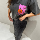 T-Shirt cinza “No Bads Days” em rosa e vermelho