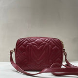 Mala Love Moschino acolchoada em bordeaux