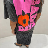 T-Shirt cinza “No Bads Days” em rosa e vermelho