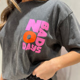 T-Shirt cinza “No Bads Days” em rosa e vermelho