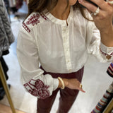 Blusa ecru com bordados étnicos em bordeaux