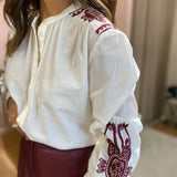 Blusa ecru com bordados étnicos em bordeaux