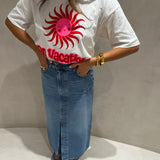 T-Shirt branca “On Vacation” em rosa e vermelho