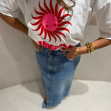 T-Shirt branca “On Vacation” em rosa e vermelho