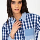 Camisa Sissina con estampado azul y blanco.