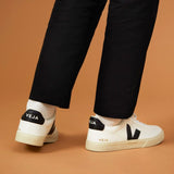Zapatillas Veja blancas con logo negro | Campo sin cromo