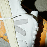 Zapatillas Veja blancas con logo gris | V-12